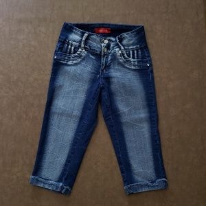 Distressed Capris Jean.